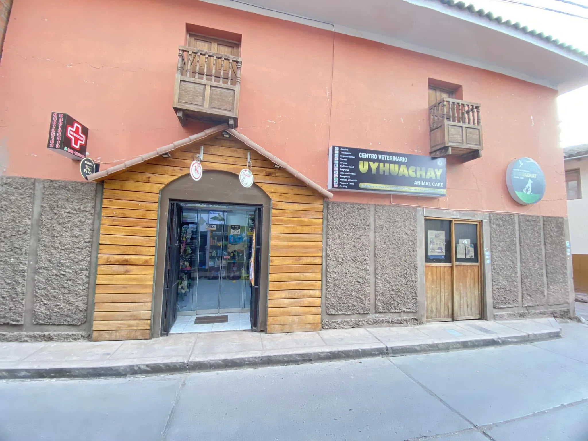 Fachada del Centro Veterinario Uyhuachay en Urubamba